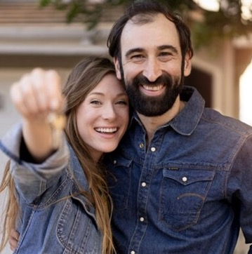 Casal sorrindo abraçado