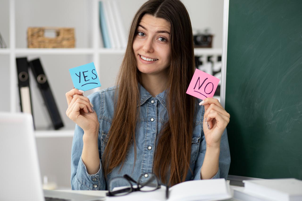 Jovem indecisa segurando papéis de sim e não
