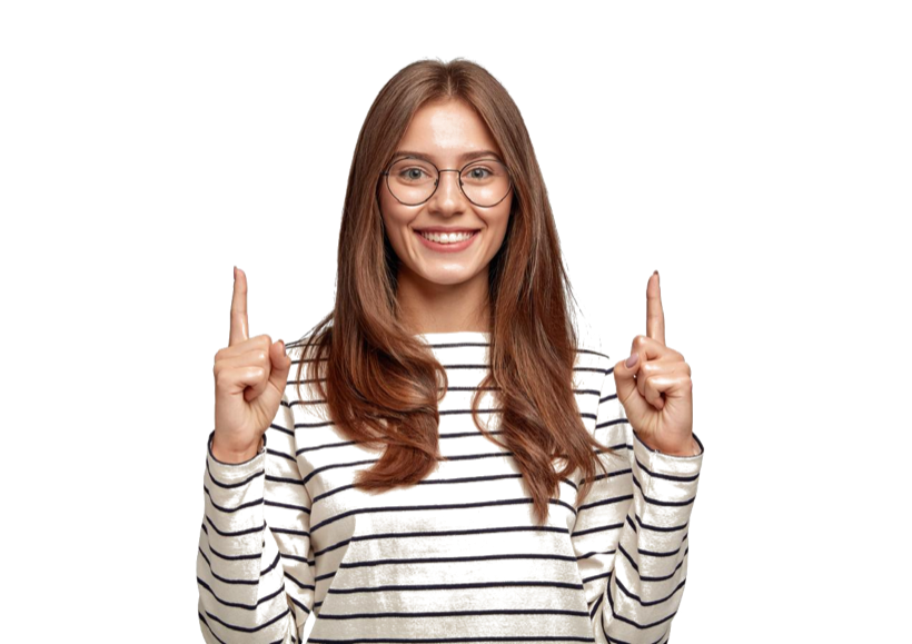 Jovem sorridente apontando para cima